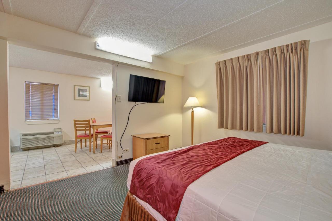 Americas Best Value Inn Laredo Esterno foto