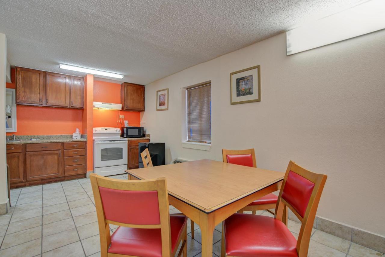 Americas Best Value Inn Laredo Esterno foto