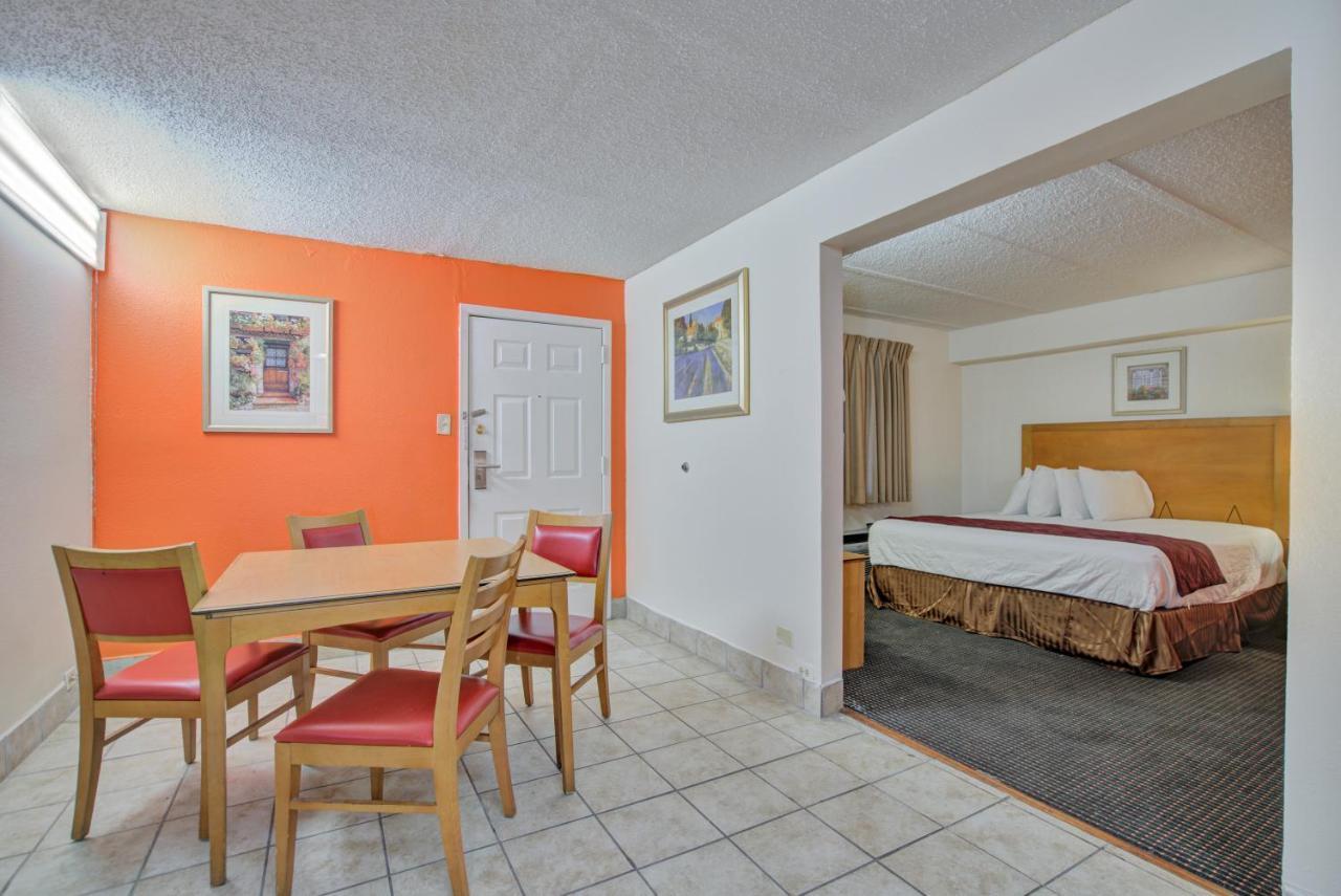 Americas Best Value Inn Laredo Esterno foto