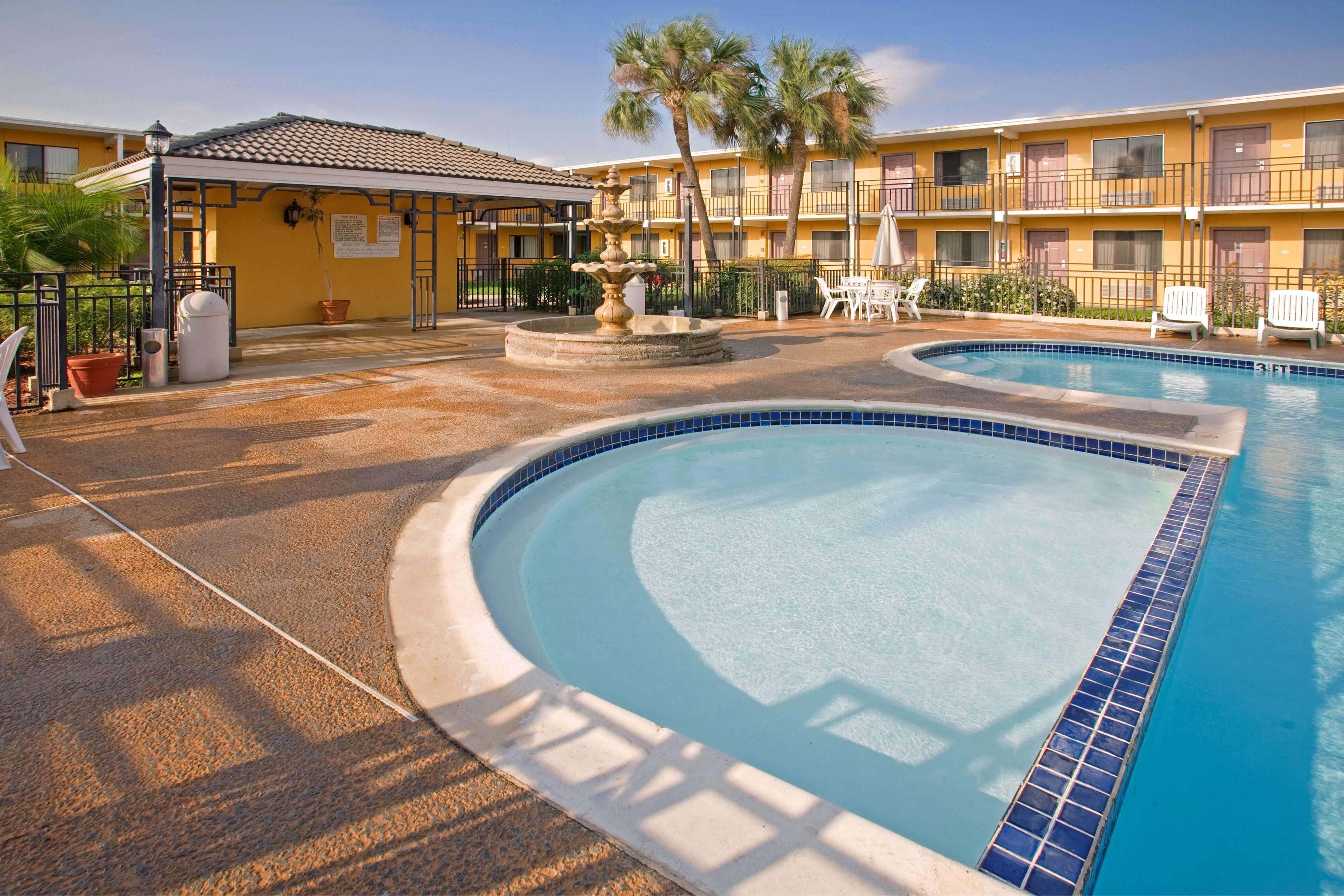 Americas Best Value Inn Laredo Esterno foto