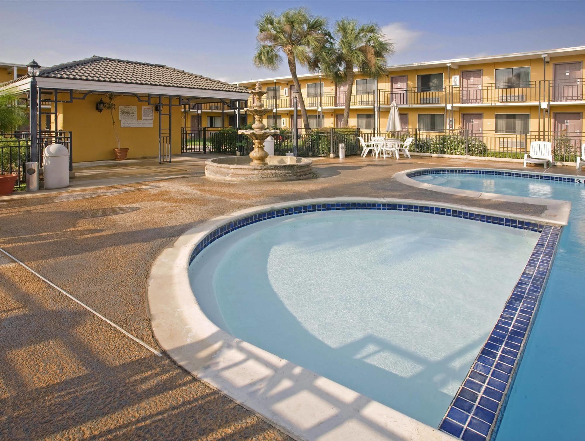 Americas Best Value Inn Laredo Esterno foto