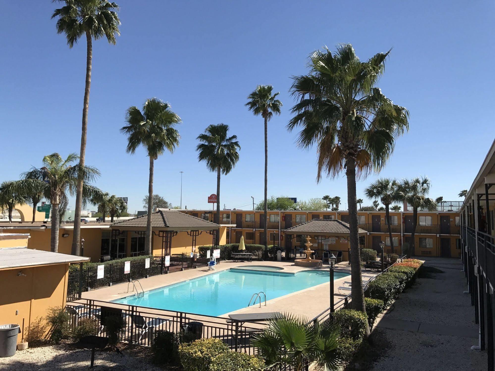 Americas Best Value Inn Laredo Esterno foto