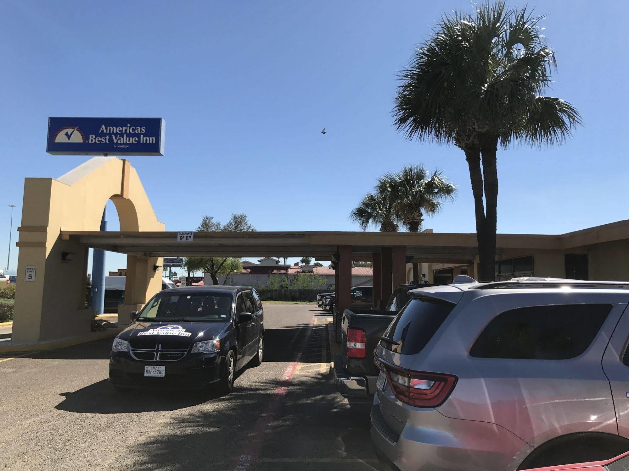 Americas Best Value Inn Laredo Esterno foto