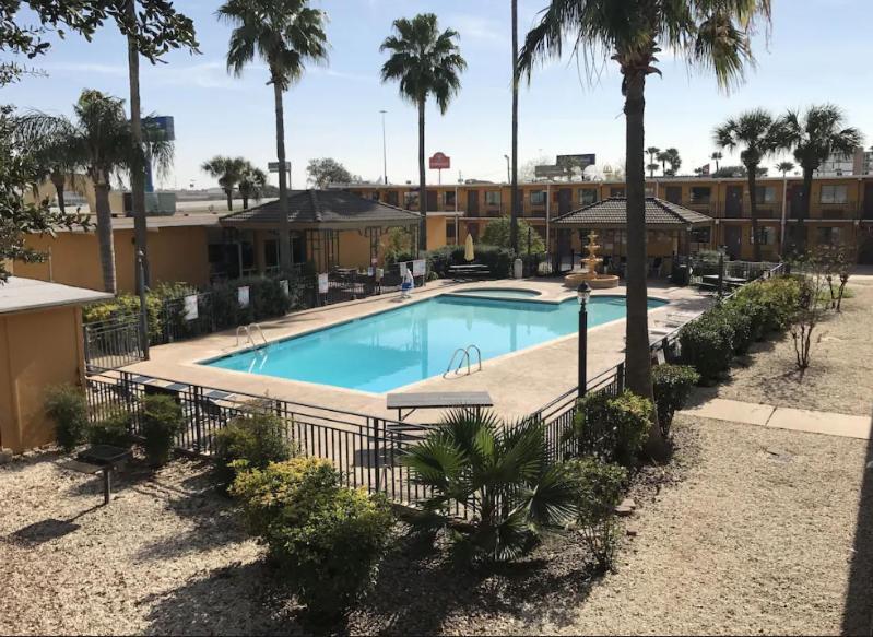 Americas Best Value Inn Laredo Esterno foto